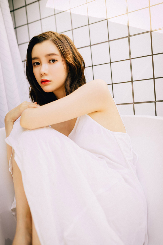 睡衣美女吊带美乳性感撩人写真