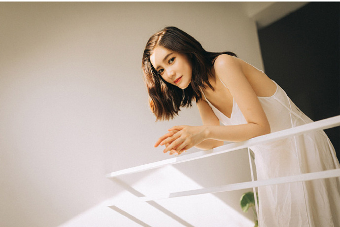 睡衣美女吊带美乳性感撩人写真 2