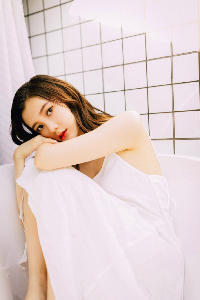 睡衣美女吊带美乳性感撩人写真 3
