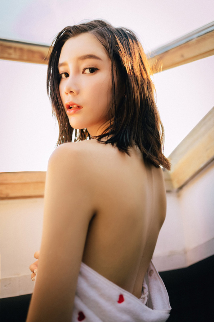 睡衣美女吊带美乳性感撩人写真 5