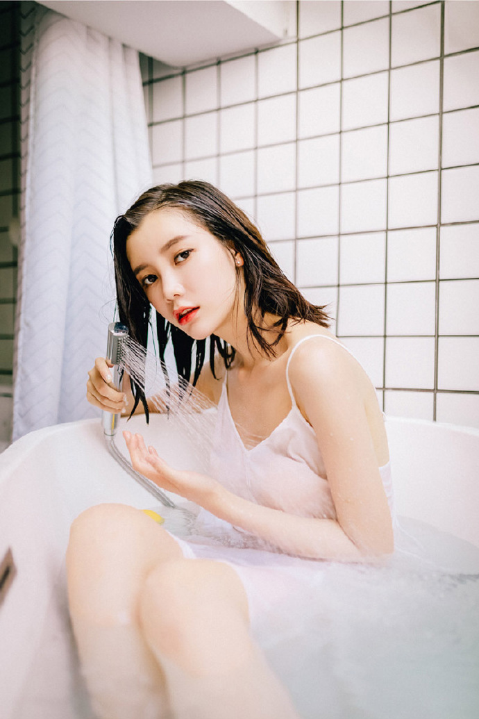 睡衣美女吊带美乳性感撩人写真 6