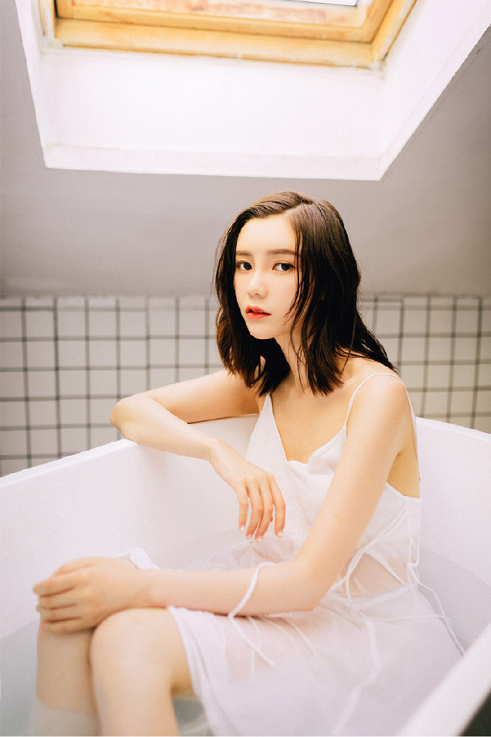 睡衣美女吊带美乳性感撩人写真 7