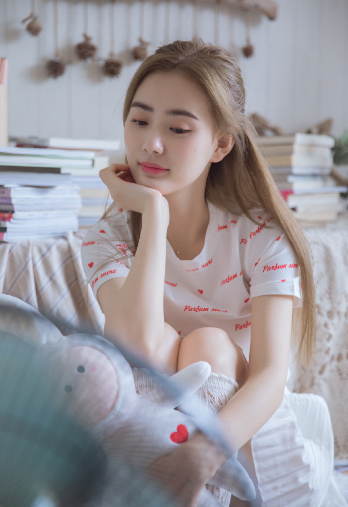 清纯极品美女丝袜美腿私房写真 6
