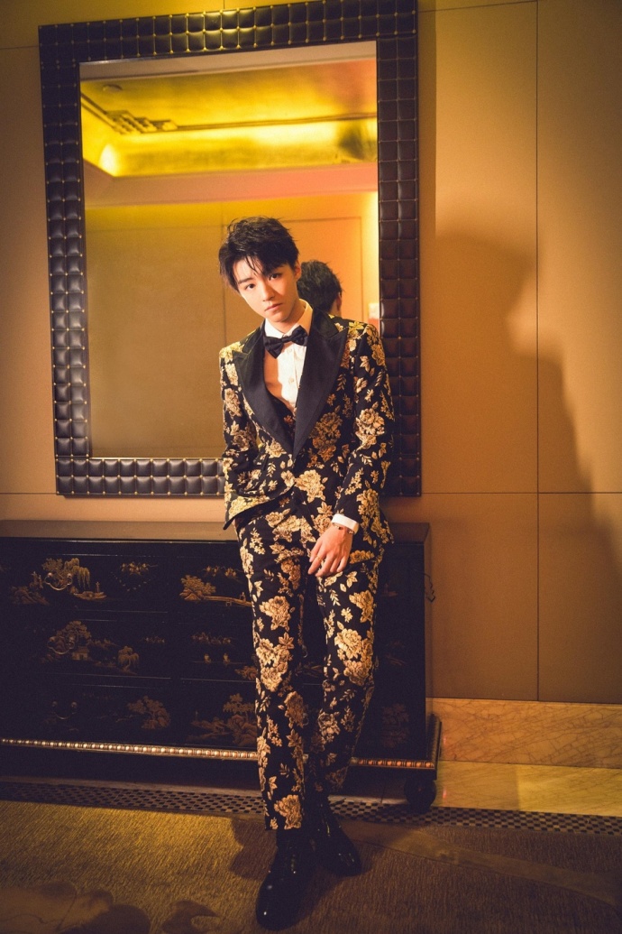 内地男明星王俊凯Dolce&Gabbana礼服绅士图片 2