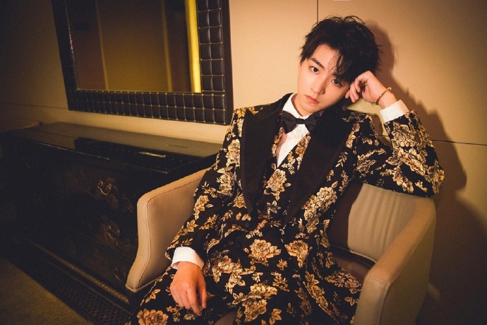内地男明星王俊凯Dolce&Gabbana礼服绅士图片 5