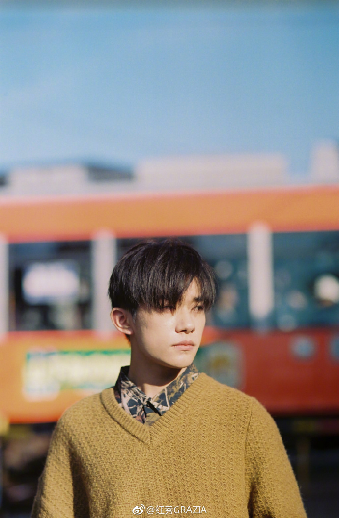内地男明星TFBOYS成员易烊千玺漫步秋日街头街拍 3