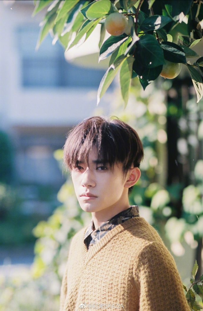 内地男明星TFBOYS成员易烊千玺漫步秋日街头街拍 5