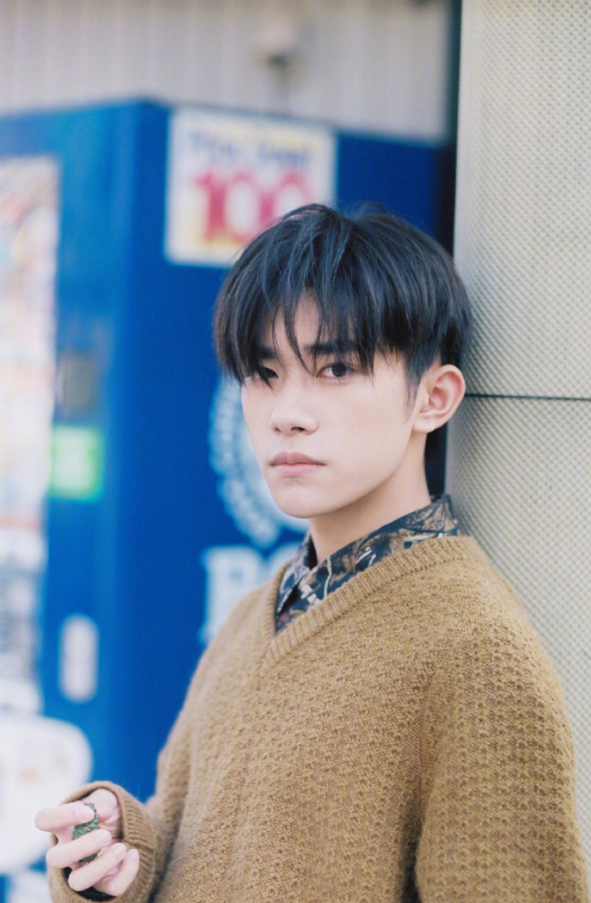 内地男明星TFBOYS成员易烊千玺漫步秋日街头街拍 6