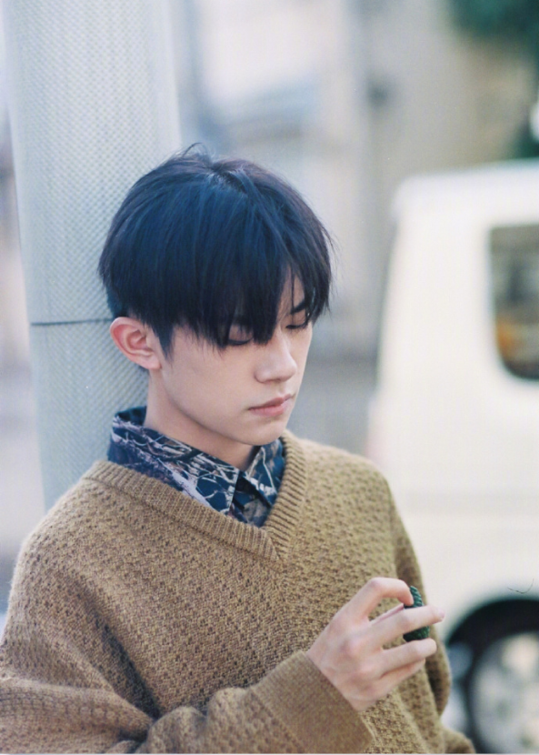 内地男明星TFBOYS成员易烊千玺漫步秋日街头街拍 7