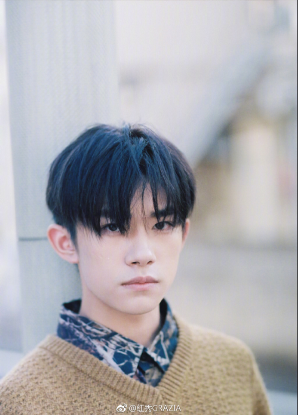 内地男明星TFBOYS成员易烊千玺漫步秋日街头街拍 8