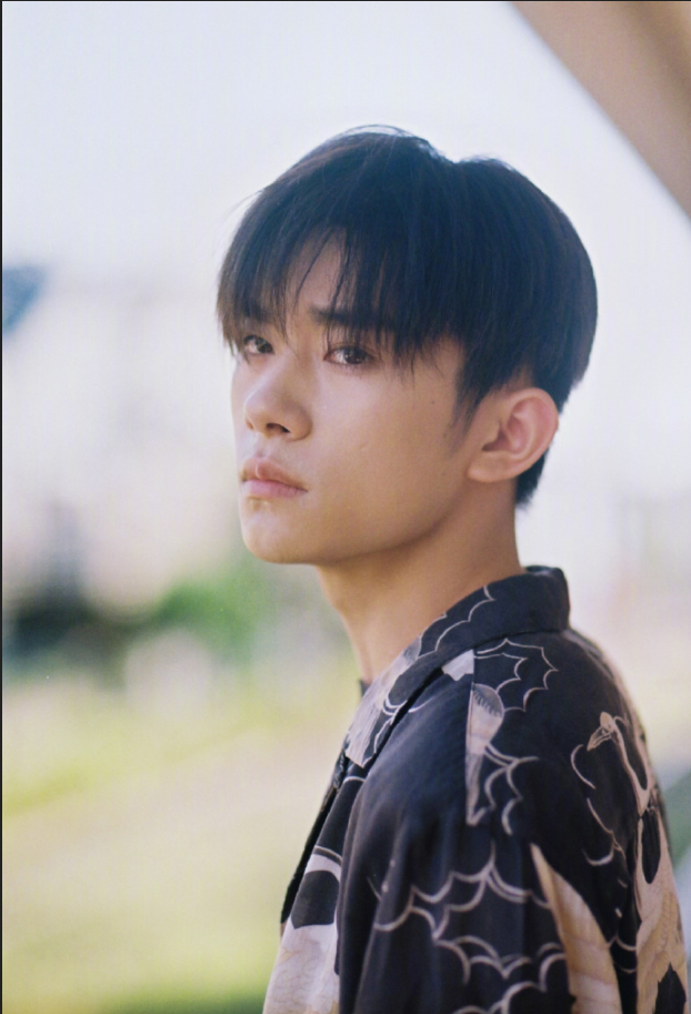 内地男明星TFBOYS成员易烊千玺漫步秋日街头街拍 9