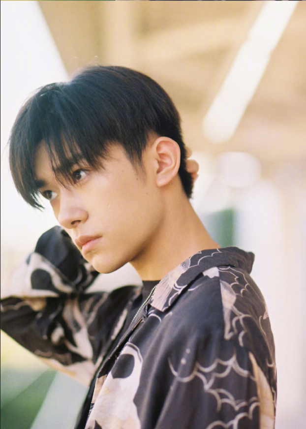 内地男明星TFBOYS成员易烊千玺漫步秋日街头街拍 10