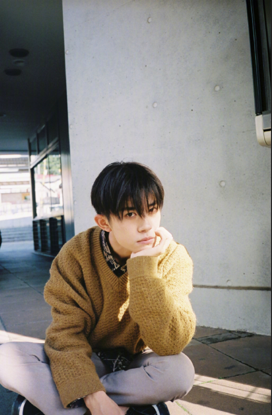 内地男明星TFBOYS成员易烊千玺漫步秋日街头街拍 11