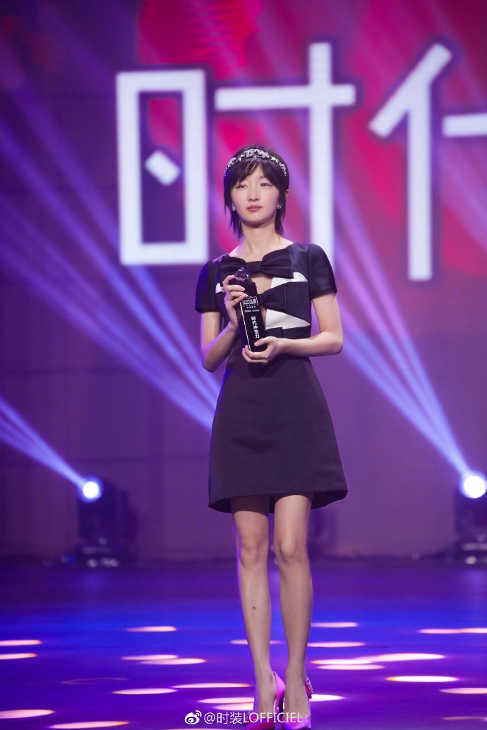 内地女明星周冬雨黑色小礼服图片