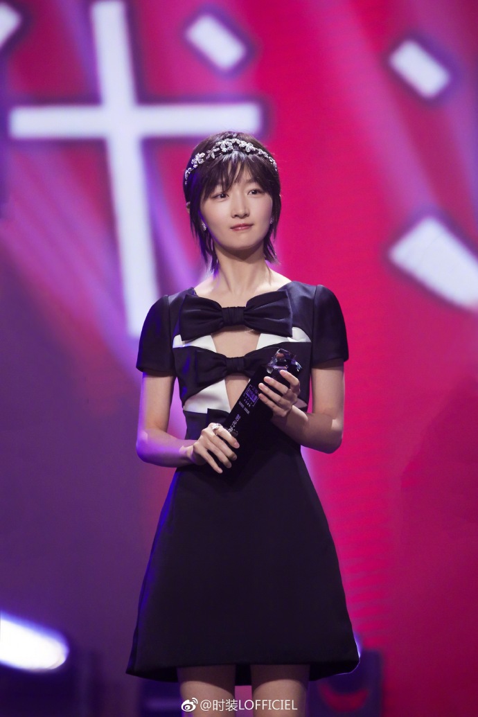 内地女明星周冬雨黑色小礼服图片 2