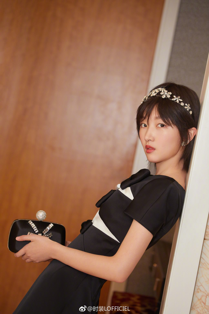 内地女明星周冬雨黑色小礼服图片 3