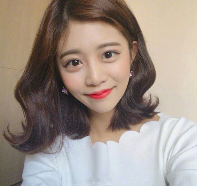 37分外翘蛋卷中长发发型甜美小仙女自拍照