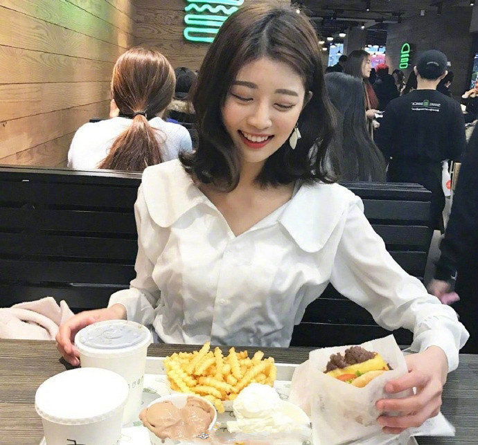 37分外翘蛋卷中长发发型甜美小仙女自拍照 6