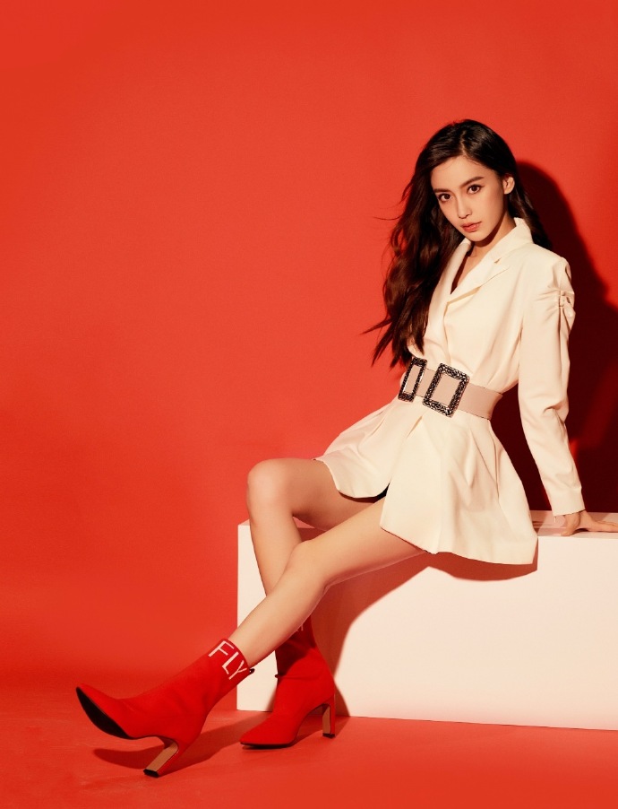 香港美女明星angelababy纯白西装风裙子大秀美腿图 2
