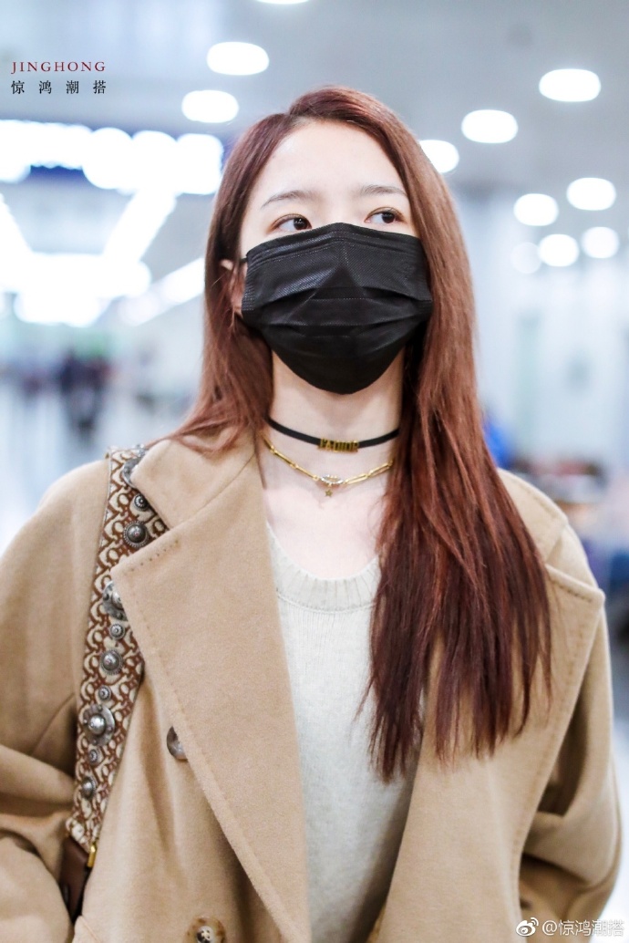 大陆美女明星孟美岐穿风衣气场全开现身北京机 3