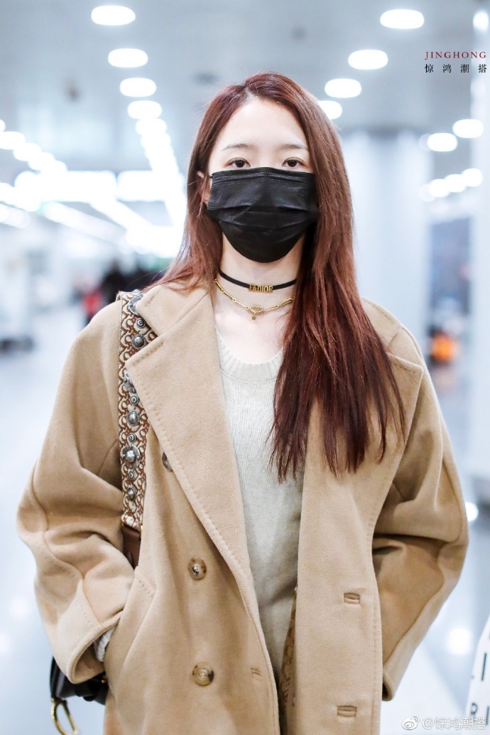 大陆美女明星孟美岐穿风衣气场全开现身北京机 4