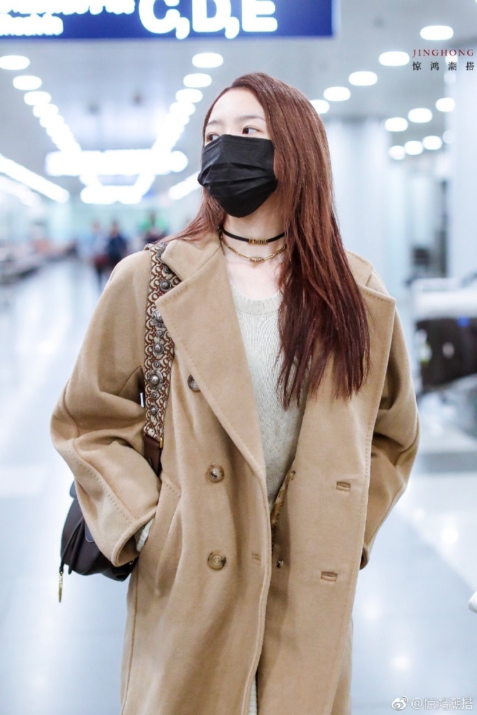 大陆美女明星孟美岐穿风衣气场全开现身北京机 5
