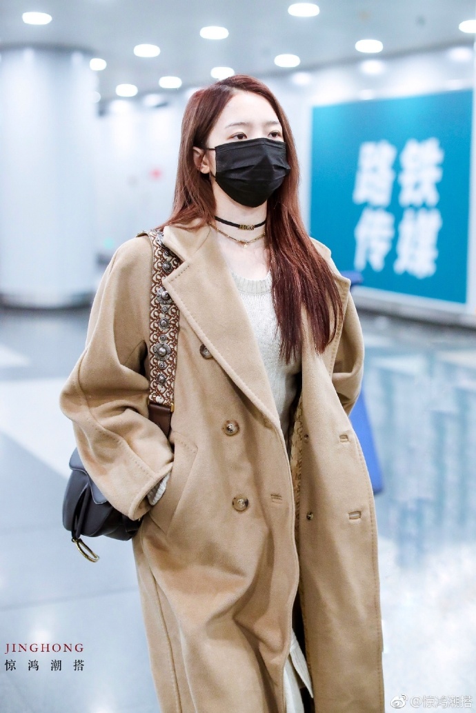 大陆美女明星孟美岐穿风衣气场全开现身北京机 6