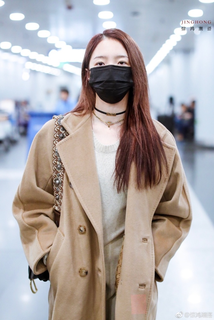 大陆美女明星孟美岐穿风衣气场全开现身北京机 7