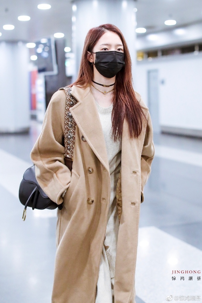 大陆美女明星孟美岐穿风衣气场全开现身北京机 9