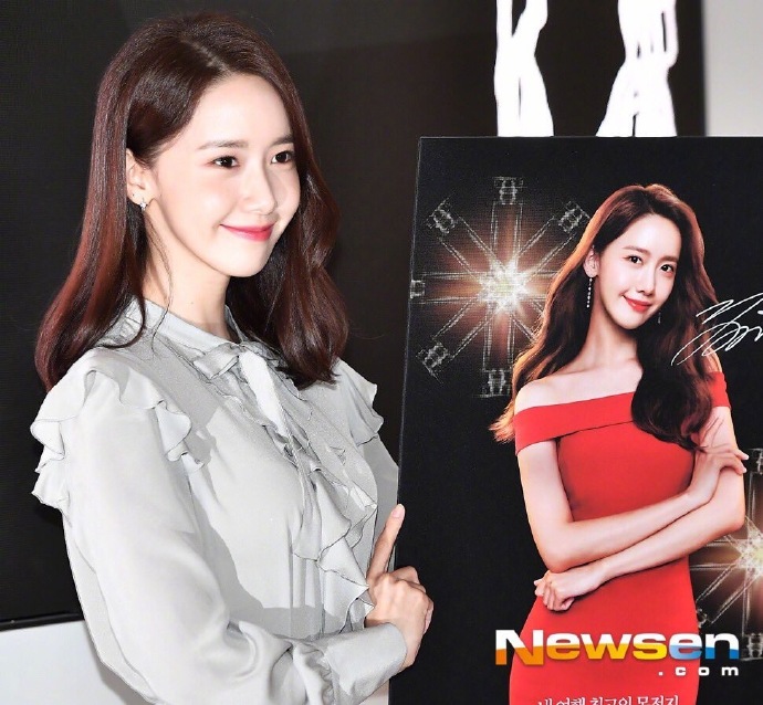韩国美女团少女时代成员林允儿现代百货免税店 3
