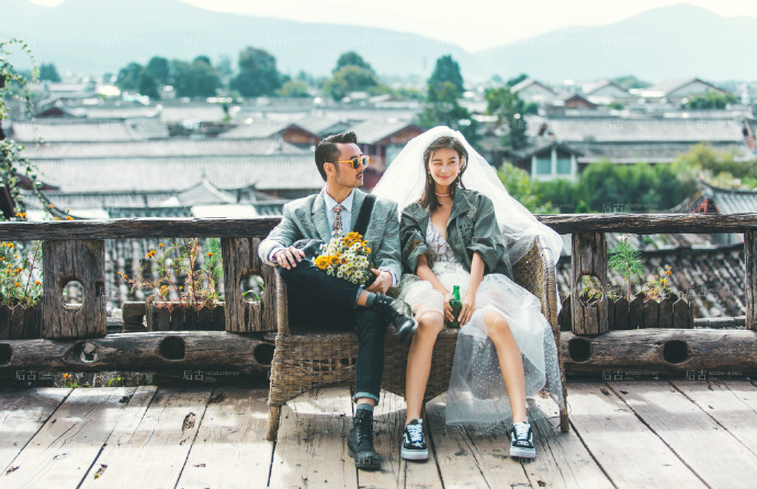 古城休闲范婚纱照姿势参考 2