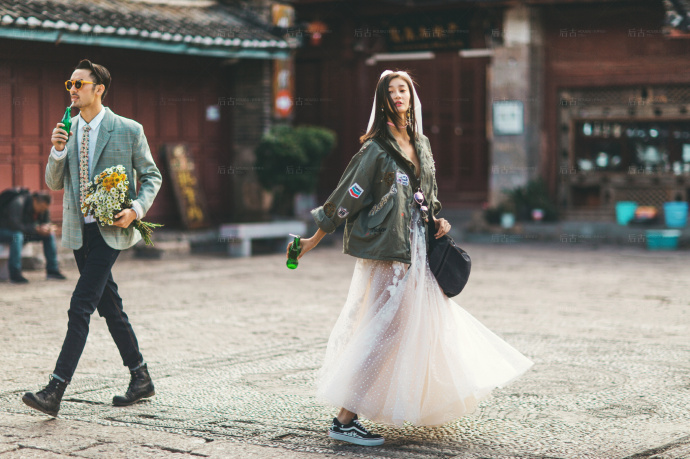 古城休闲范婚纱照姿势参考 5