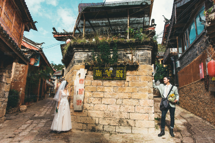 古城休闲范婚纱照姿势参考 8