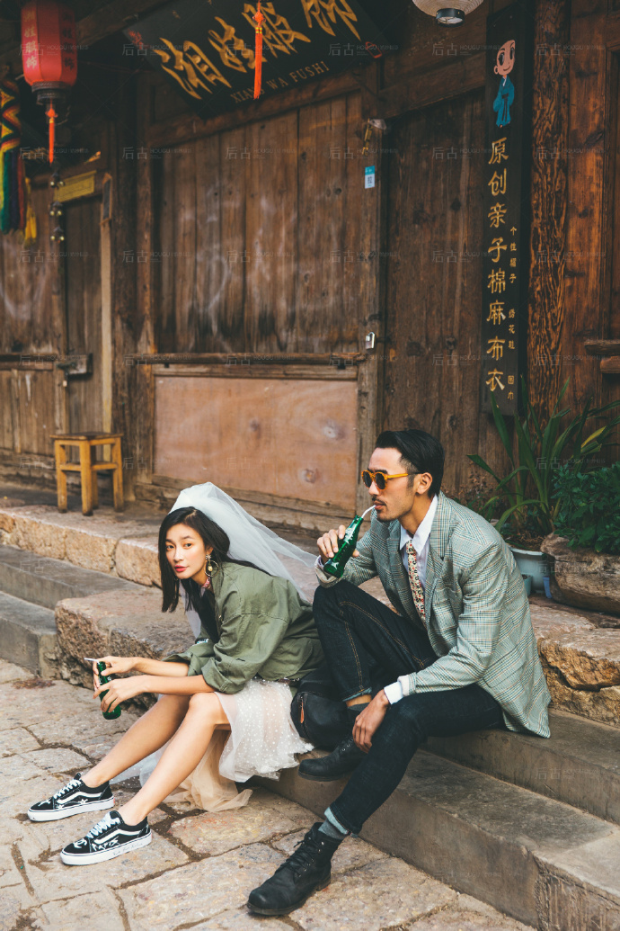 古城休闲范婚纱照姿势参考 9