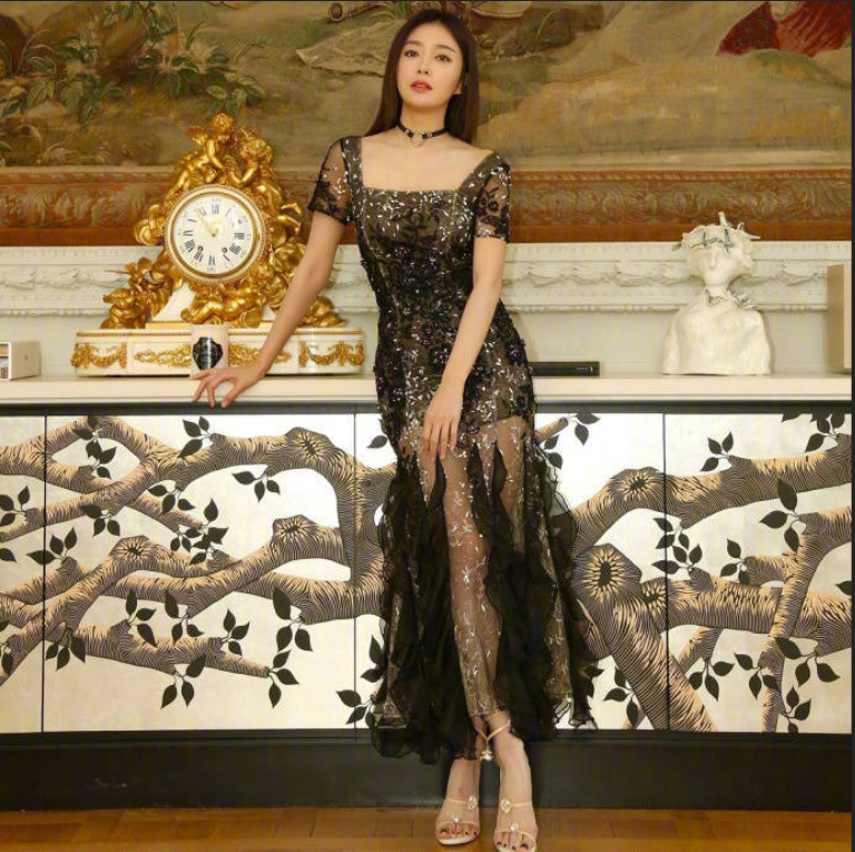 大陆女明星秦岚黑色礼服性感图片
