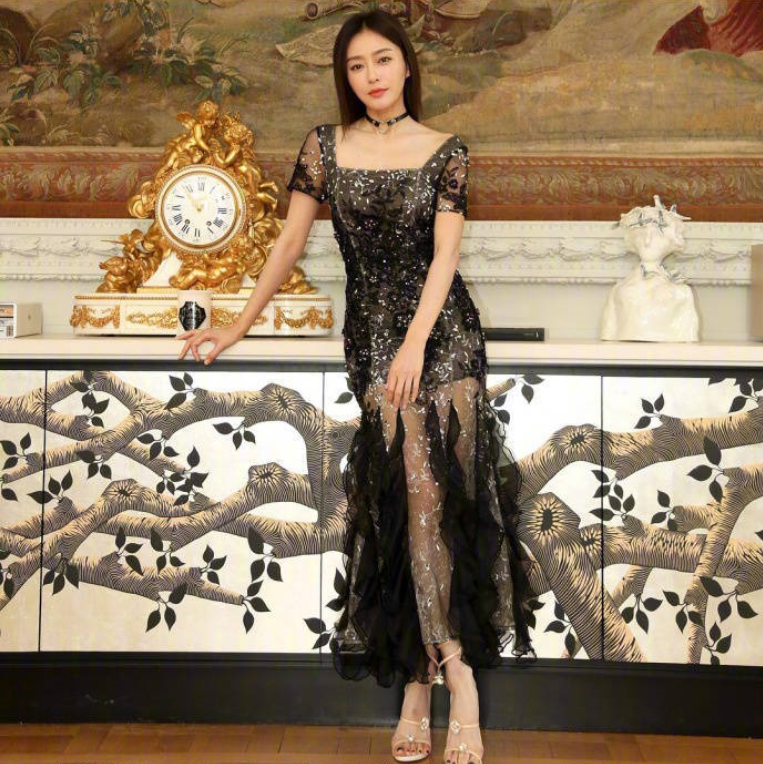 大陆女明星秦岚黑色礼服性感图片 4