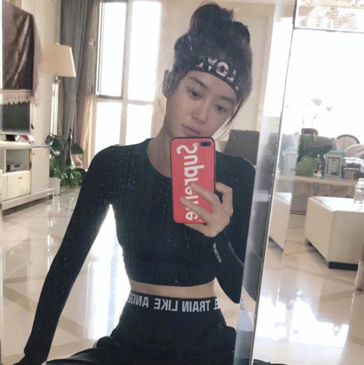 中国女明星秦岚运动风自拍照片 3