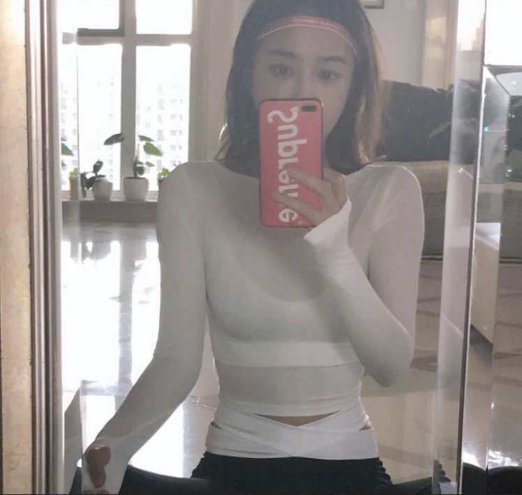 中国女明星秦岚运动风自拍照片 4
