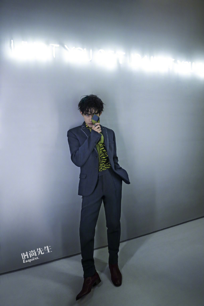 中国男团tfboys成员易烊千玺《时尚先生》11月刊封 2