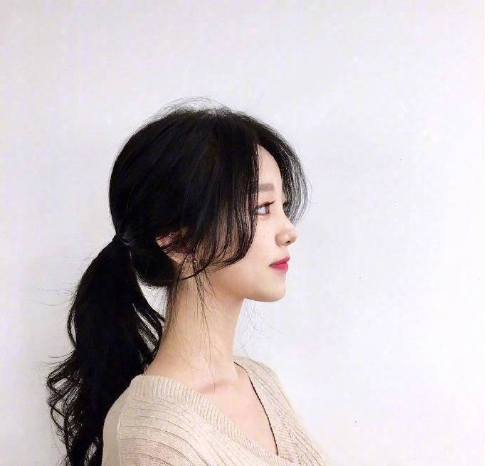 温柔甜美系九种低马尾发型图片示范 2