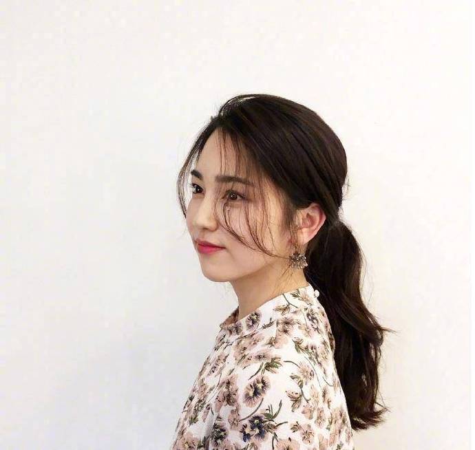 温柔甜美系九种低马尾发型图片示范 7