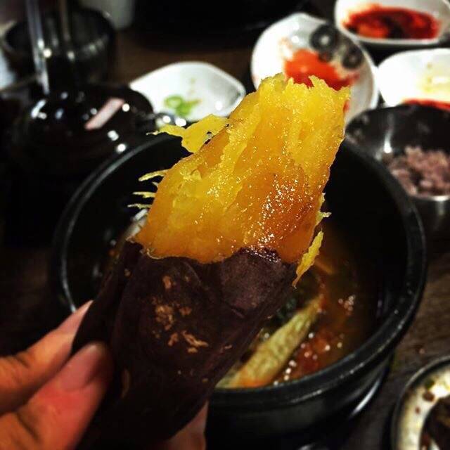 冬季美食之烤红薯图片 5