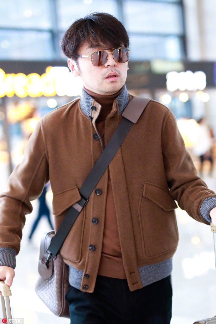 大陆男演员雷佳音同色系穿搭机场街拍图片 5