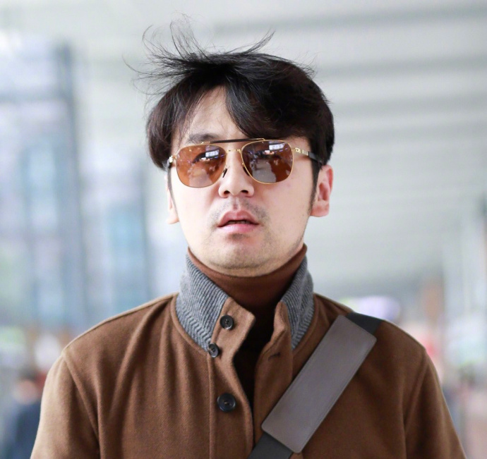 大陆男演员雷佳音同色系穿搭机场街拍图片 7