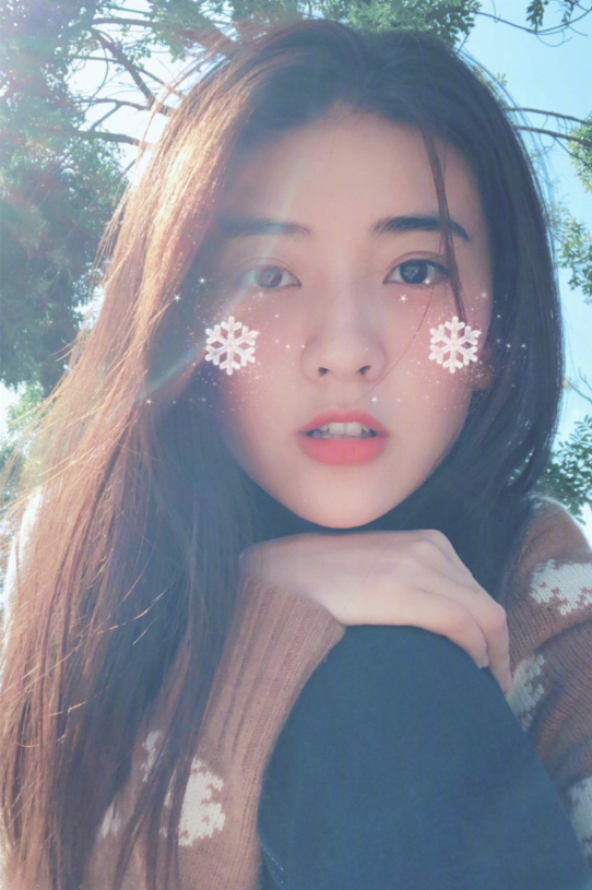 内地美女明星梁洁卖萌自拍照