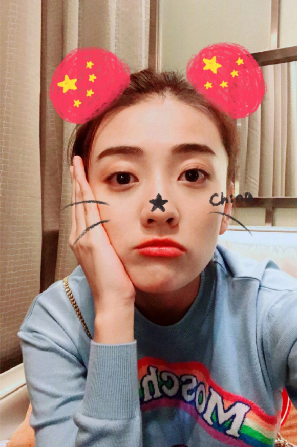 内地美女明星梁洁卖萌自拍照 2