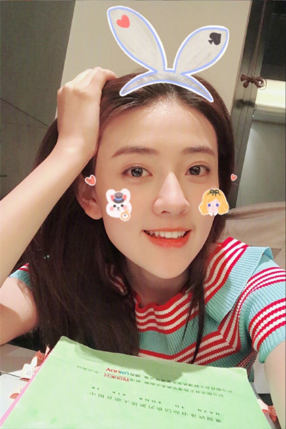 内地美女明星梁洁卖萌自拍照 3