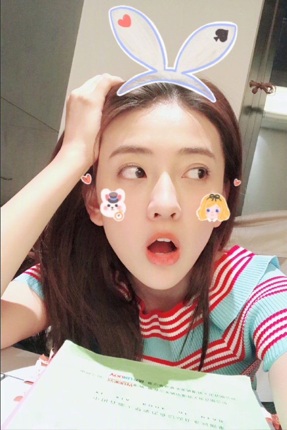 内地美女明星梁洁卖萌自拍照 4
