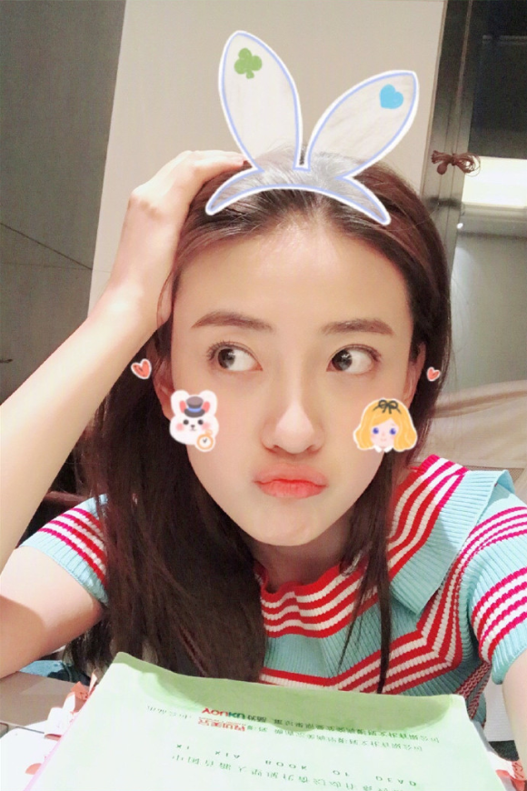内地美女明星梁洁卖萌自拍照 6