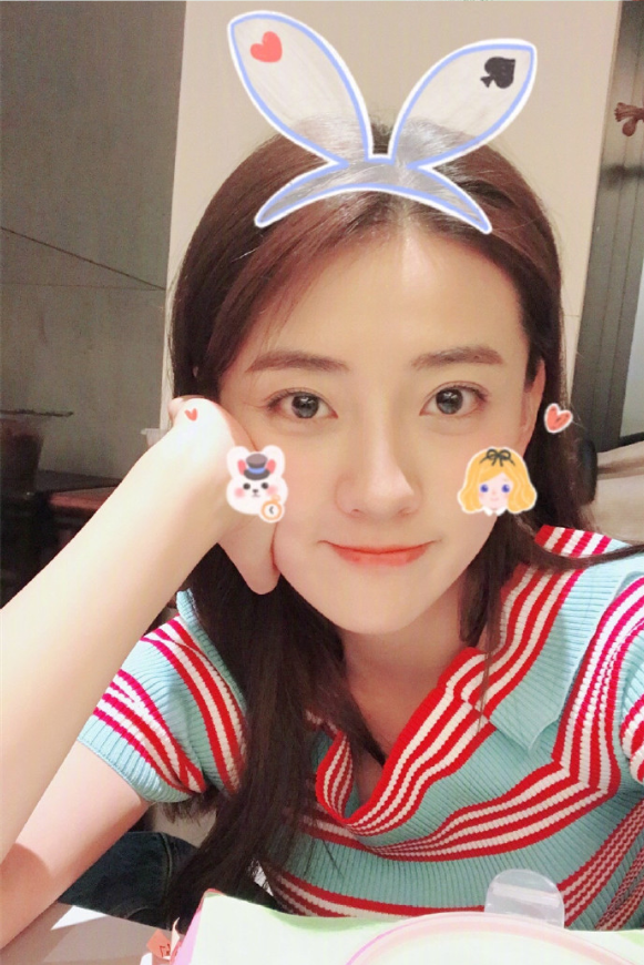 内地美女明星梁洁卖萌自拍照 7
